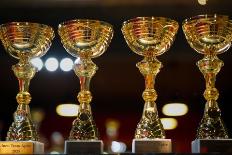Cupe aurii pregătite pentru premierea unei curse corporate la Red Motor
