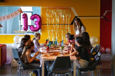 Petrecere de zi de naștere în Zona Relax Red Motor, cu pizza și baloane