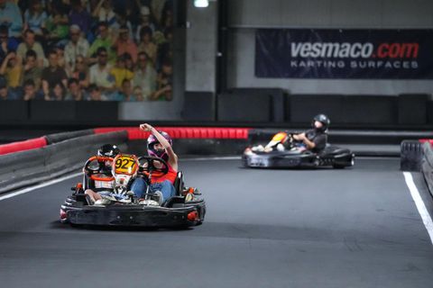 Kart dublu Red Motor în duel pe circuitul indoor, cu un pilot sărbătorind