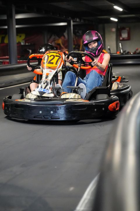 Copil cu cască roz la volanul unui kart dublu Red Motor, gata de start