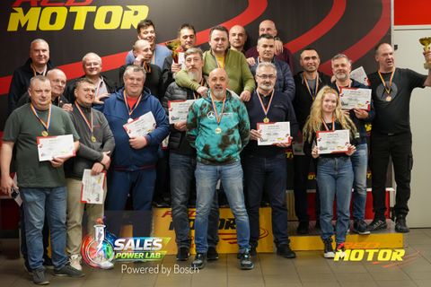 Participanții unui team building Red Motor sărbătorind la festivitatea de premiere