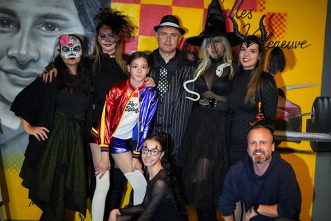 Grup costumat la petrecerea de Halloween găzduită de Red Motor
