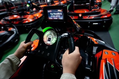Volan Racing KZ și display de cronometraj, văzute din kart pe circuitul Red Motor