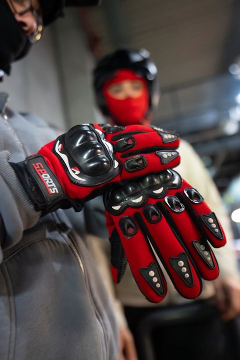 Mănuși de protecție roșii și pilot cu cagulă și cască la Red Motor