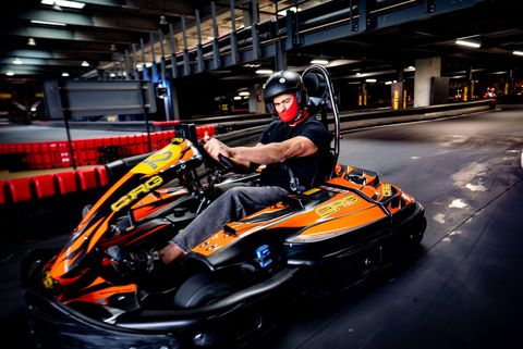 Pilot echipat la volanul unui kart CRG, în viraj pe circuitul indoor Red Motor