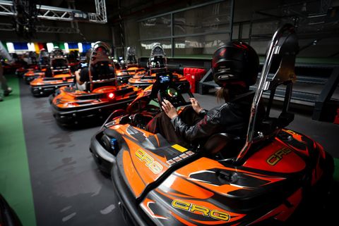 Grup de piloți în karturi CRG aliniați la start pe circuitul indoor Red Motor