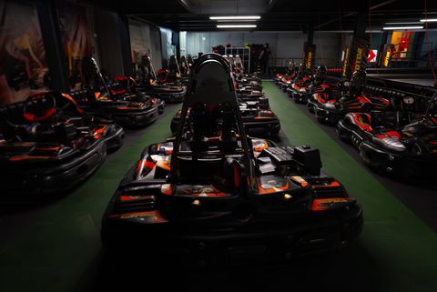 Karturi Red Motor aliniate în pit lane-ul circuitului indoor