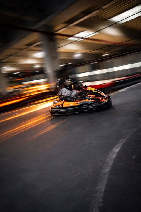 Pilot tânăr în viteză pe circuitul de karting indoor Red Motor Timișoara
